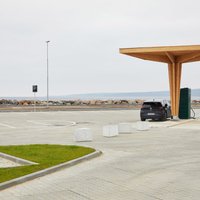 Trīs Latvijas uzņēmumi Dānijā būvēs elektroauto uzlādes stacijas no līmētā koka