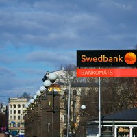 Клиентам Swedbank придется платить за снятие наличных в банкоматах DNB banka