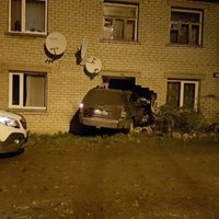 ФОТО: Водитель джипа "не заметил дом" и врезался в стену