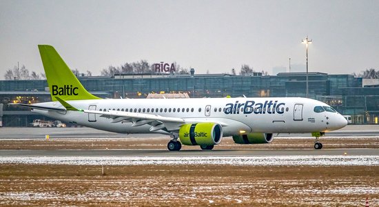 Foto: 'airBaltic' floti papildinājusi astotā CS300 lidmašīna