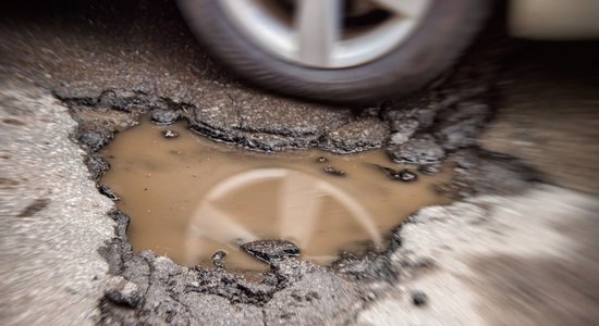 Pavasarī visvairāk saņem KASKO pieteikumus par bedrēs sabojātiem auto