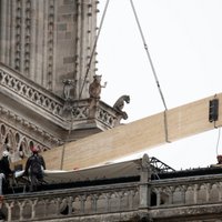 Foto: Smagi cietušo Parīzes Dievmātes katedrāli nostiprina pret lietu