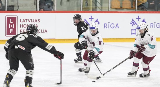 Latvijas jaunās hokejistes turpina graut pretinieces pasaules čempionātā Rīgā