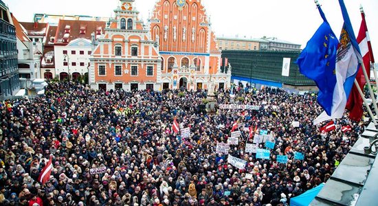 Митинг в поддержку Ушакова завершился: у Ратуши собралось несколько тысяч человек