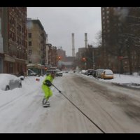Video: Ņujorkietis ar 'snova' dēli laižas pa automašīnu pilnajām ielām