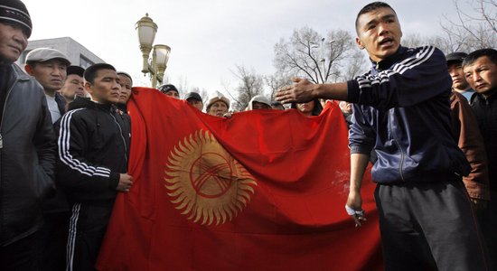Piketētāji Kirgizstānas galvaspilsētā apmētā ar akmeņiem Baltkrievijas vēstniecību