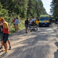 Baltijas ceļa velobraucienā lielā kritienā cietuši vairāki sportisti