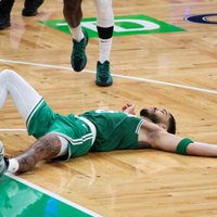 Vājš pirmais puslaiks "Celtics" komandai maksā dārgi Teituma "atriebšanās" spēlē