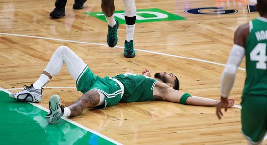 Vājš pirmais puslaiks "Celtics" komandai maksā dārgi Teituma "atriebšanās" spēlē