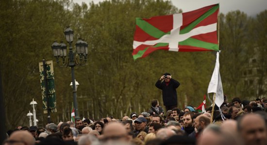 Foto: Spānijas Basku zemē tūkstošiem demonstrantu pieprasa ETA ieslodzīto pārvešanu