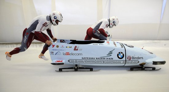 Latvijas bobslejisti gandarīti par 'nosmeltajām' medaļām Siguldā