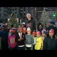 Video: Pirmssvētku Ņujorkā Porziņģa 'mānija' uzjundī ar jaunu sparu