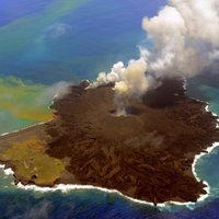 Foto: Vulkāna dēļ strauji aug Japānai piederoša Nišinošimas sala