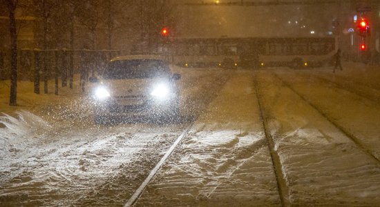 'Mašīnas spolē, autobuss iegrimis' – cilvēki apspriež sniegputeņa posta darbus