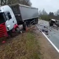 Ogres novadā kravas un vieglā auto sadursmē viens smagi cietušais