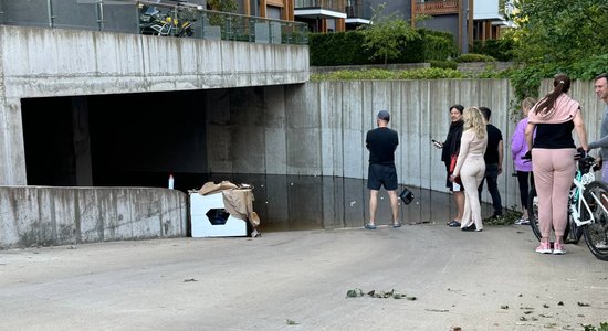 Pagaidiet, līdz ūdens aizplūdīs. Iedzīvotāji pierod dzīvot bez gaismas, lifta un ar pelējumu