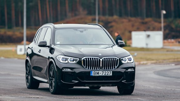 Latvijā ieradies jaunais 'BMW X5'