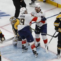 Sezonas favorīte 'Bruins' piedzīvo zaudējumu Stenlija kausa izcīņas pirmās kārtas mačā