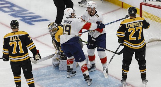Sezonas favorīte 'Bruins' piedzīvo zaudējumu Stenlija kausa izcīņas pirmās kārtas mačā