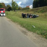ФОТО: убегавший от полиции BMW снес столб и перевернулся