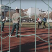 Video: Pārģērbti un nogrimēti Minhenes 'Bayern' futbolisti uzspēlē skolas pagalmā