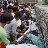 Foto: Varanasi sabrūk satiksmes pārvads; 18 bojāgājušie