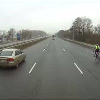 Video: Divi riteņbraucēji veloceliņa vietā izvēlas šoseju