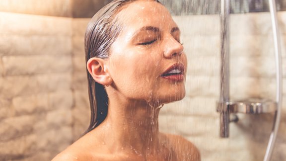 Kāpēc nevajadzētu čurāt dušā un kāpēc arī vīriešiem labāk urinēt sēdus?