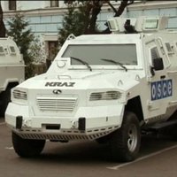 Video: Porošenko EDSO novērotājiem piešķir bruņumašīnas