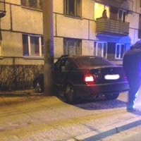 ФОТО: Авария в Пурвциемсе - пьяный водитель скрылся, оставив своих друзей