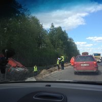 Sāk kriminālprocesu pret skolēnu autobusu taranējušo kravas auto šoferi