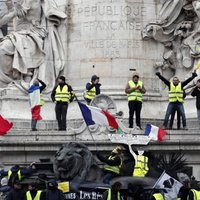 'Dzelteno vestu' protestētāji nosoda policistu vardarbību