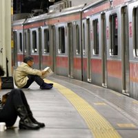 Пассажиры метро раскачали поезд для спасения женщины