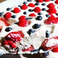 Vienkāršais biezpiena un krējuma deserts ar ogām