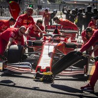 'Ferrari' braucēji Leklērs un Fetels uzrāda ātrākos laikus Azerbaidžānas posma pēdējā treniņā