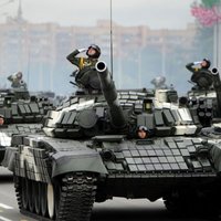 Foto: Minskā parādē izrāda tankus un traktorus