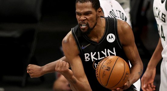 Durants ar 49 punktiem un 'triple-double' atgūst 'Nets' vadību sērijā pret 'Bucks'