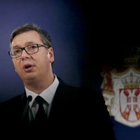 Uzbrukumi opozīcijai un bailes par autoritārismu: kādēļ Serbijā protestē pret prezidentu Vučiču