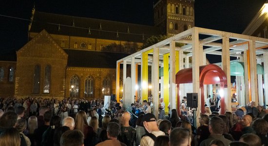 Foto: Ceļojums radošumā un reiva tramvajā – ļaudis bauda ikgadējo "Balto nakti"