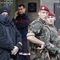 Franču karavīri Luvrā sašauj uzbrucēju