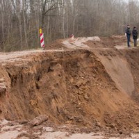Aculiecinieka foto: Zemes nogruvums izpostījis autoceļu Koknese-Ērgļi