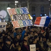 Тысячи французов вышли на демонстрации под лозунгом "Хватит!"