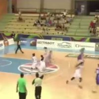 Video: Jaunās basketbolistes apjūk un uzbrūk saviem groziem