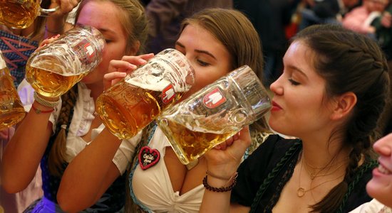 Foto: Minhenē vērienīgi atklāts līksmais alus festivāls 'Oktoberfest'