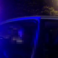 Video: Vīrietis 2,5 promiļu reibumā un bez autovadītāja apliecības ietriecas policijas auto