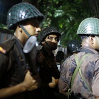 В столице Бангладеш открыли стрельбу и взяли заложников