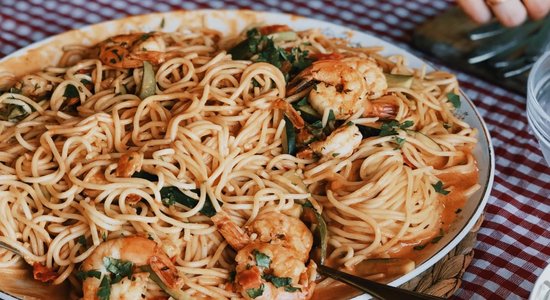 Spageti ar garnelēm un ķirštomātiem