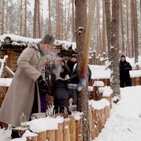 Foto: Ziemassvētku kauju vietās rekonstruē strēlnieku sadzīvi un cep 'bada pankūkas'