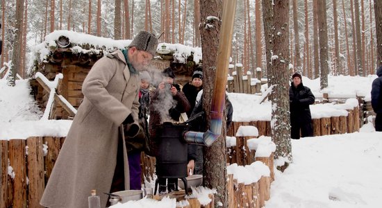 Foto: Ziemassvētku kauju vietās rekonstruē strēlnieku sadzīvi un cep 'bada pankūkas'