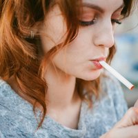 Aptauja: Latvijā jauniešu vidū visvairāk smēķē tieši meitenes